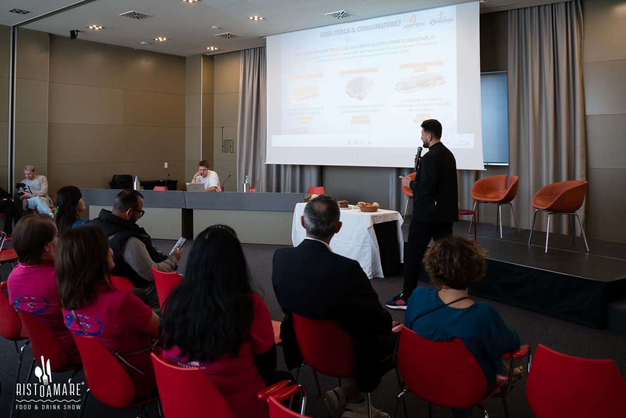 Ristoamare 2024 persone che ascoltano la Masterclass di Giorgio Borrelli