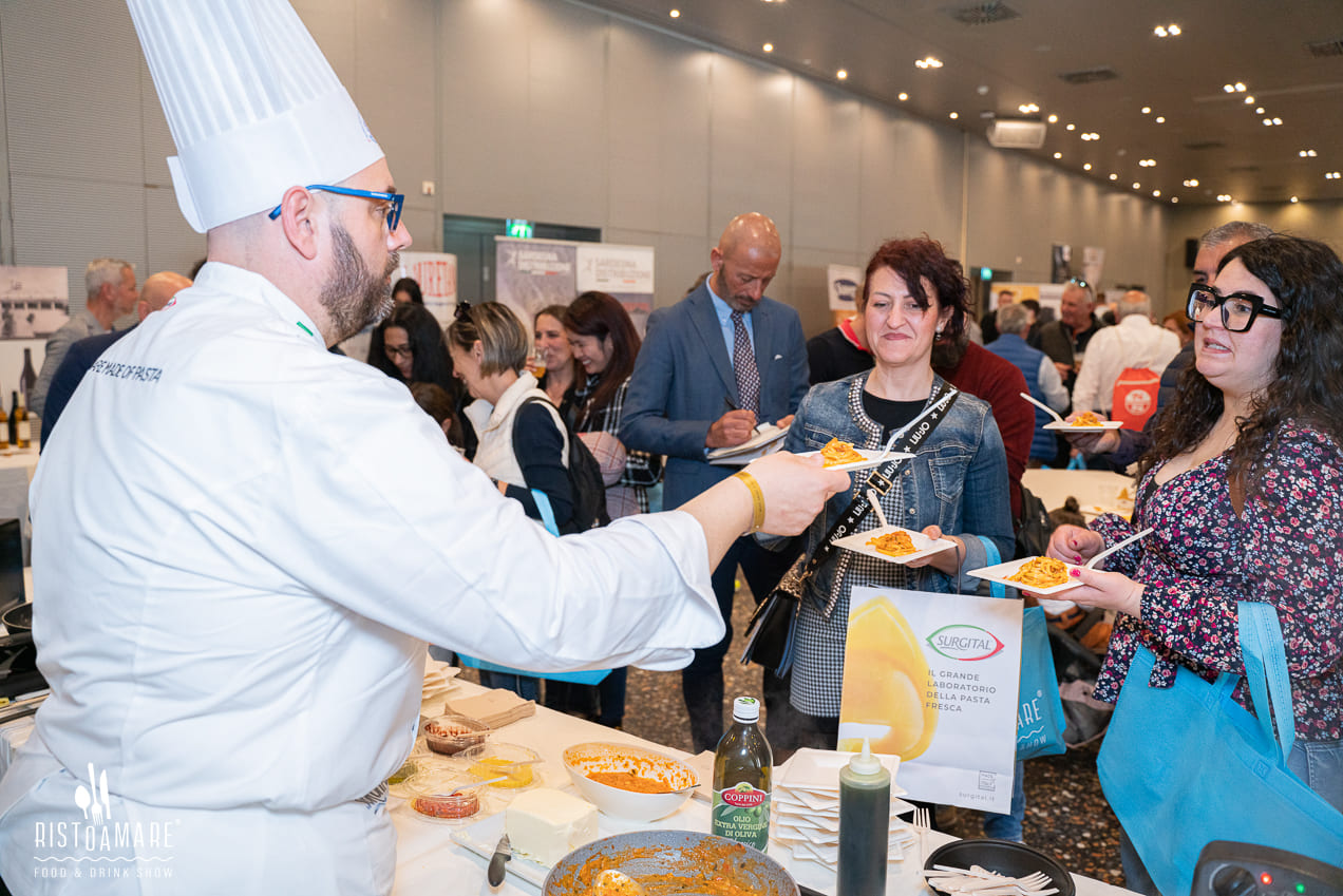 Ristoamare 2024 Chef Tony Porseo Surgital che da in degustazione i prodotti