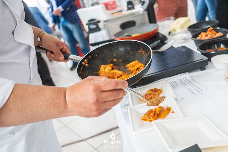 Ristoamare Smeralda Edition Olbia 2024 Chef Tony Porseo Surgital che da in degustazione i prodotti